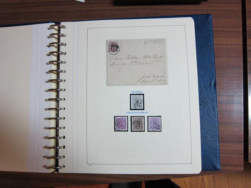 0019 (27).JPG -     Lote:    19      Marcofilia      Lotes Especiais       Descrição:         Portugal. Colecção especializada de carimbos de duplo círculo, tipo 1852, montada em 4 álbuns Lindner, com selos de diversas emissões e cartas, com estudo minucioso de cada marca. Lote a ver.         Lote       Valor Base:     &euro; 2.500,00     Valor Venda:     Retirado     